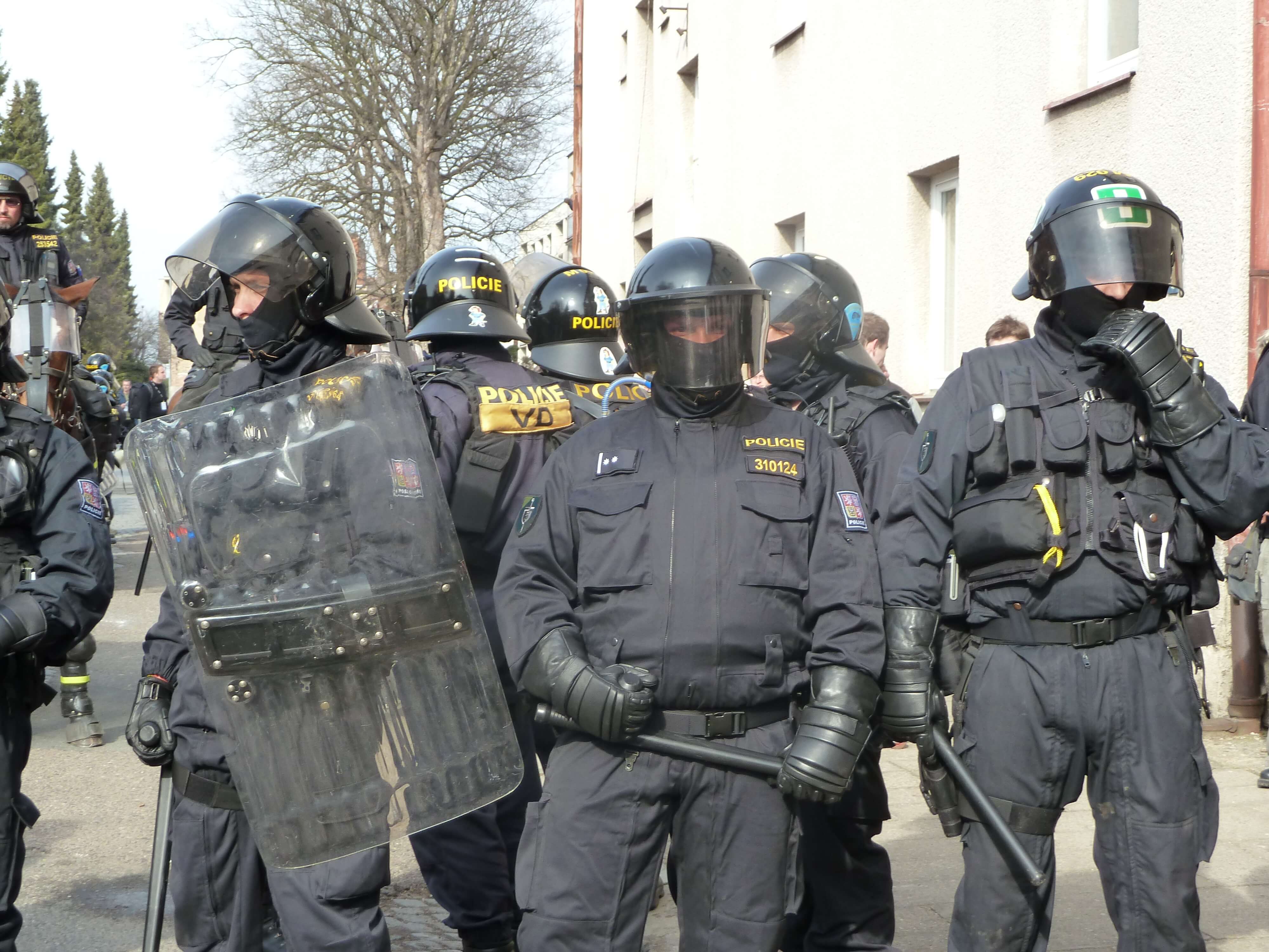 Image of fully equipped policemen